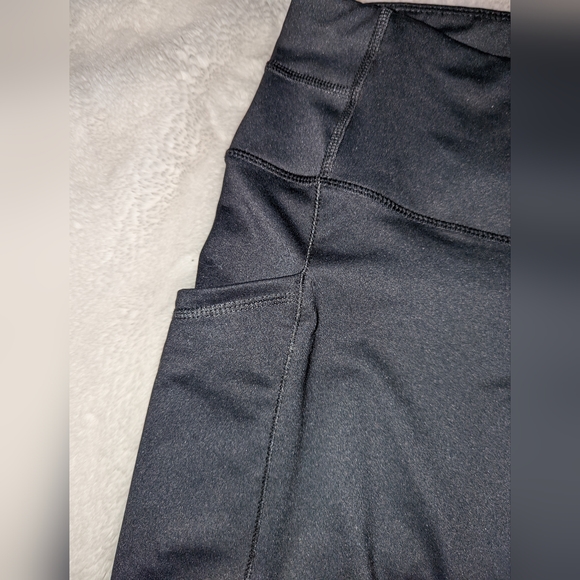 Apana black legging with side pockets for your cell phone or anything else .. - Picture 2 of 5